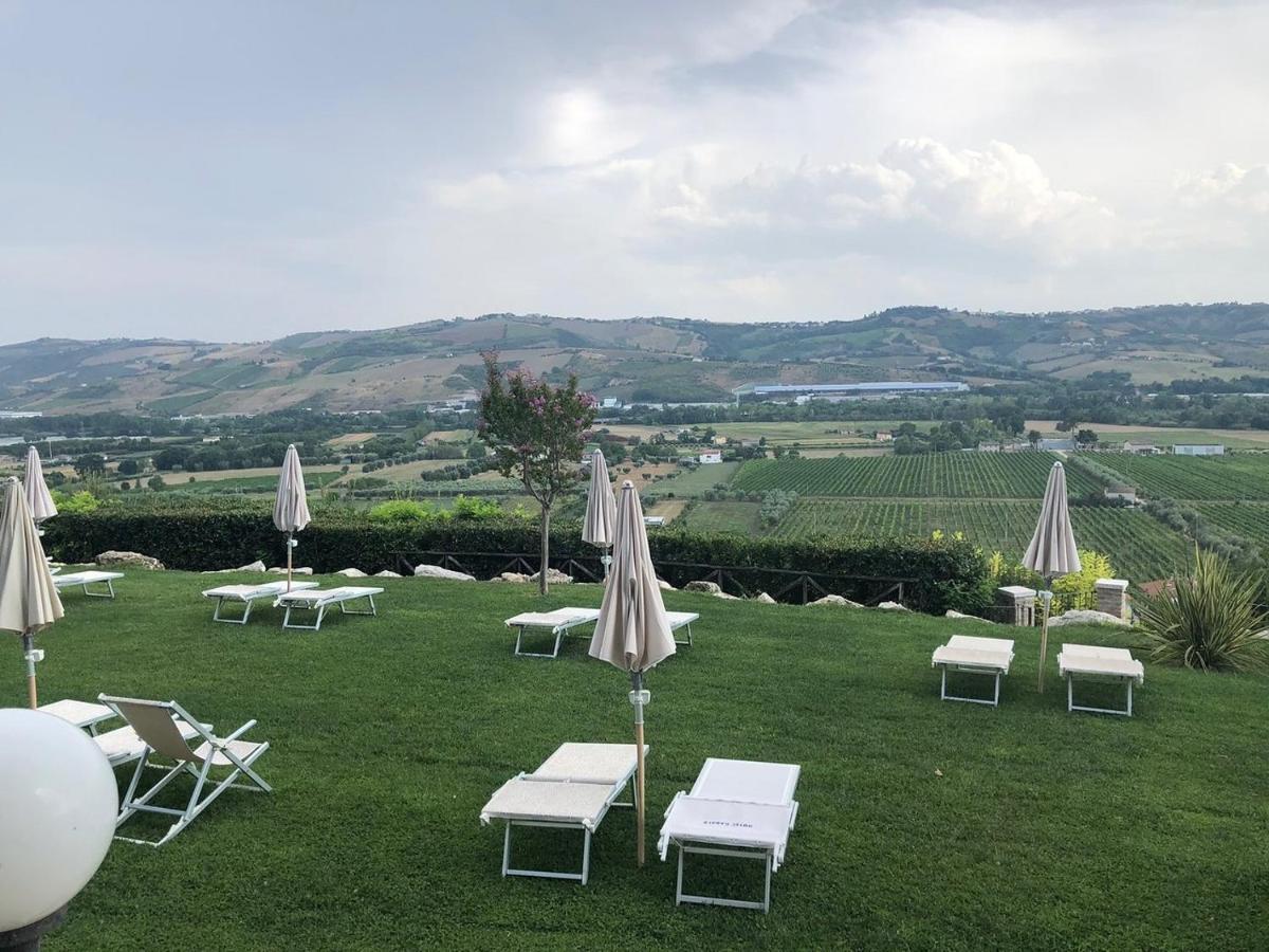 Hotel Casale Colli del Tronto Esterno foto