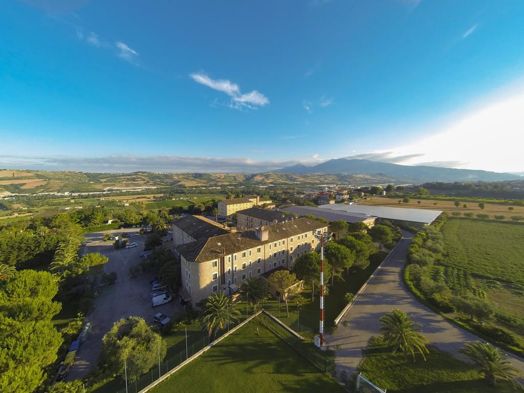 Hotel Casale Colli del Tronto Esterno foto