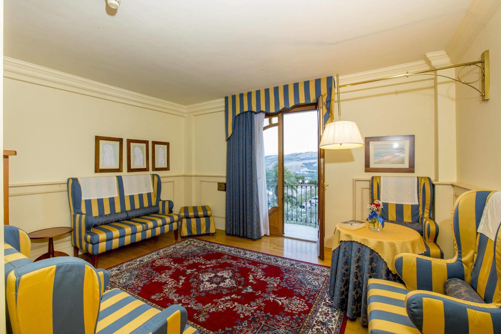 Hotel Casale Colli del Tronto Esterno foto