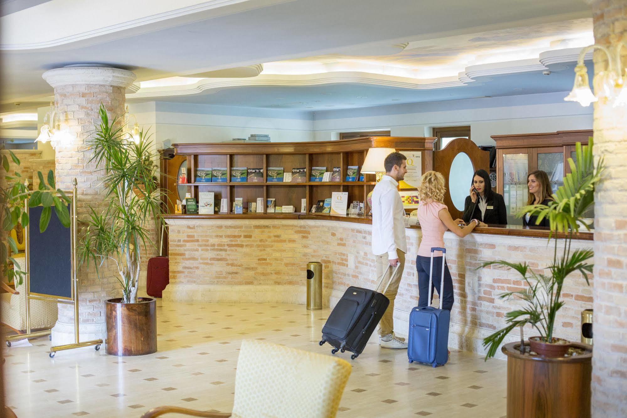 Hotel Casale Colli del Tronto Esterno foto